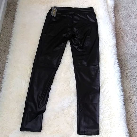 🎉 Black Faux Leather Stretch Leggings🎉 - Picture 2 of 8
